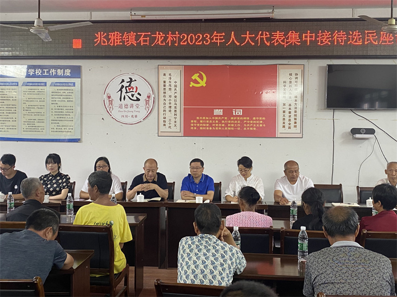 看望了困难群众 (2)